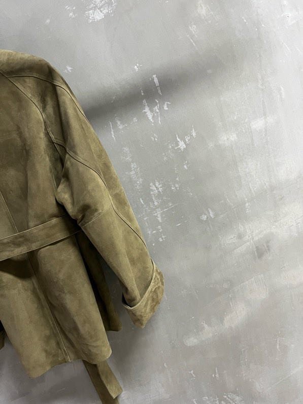 Кожаная куртка женская с отворотом и облегающим кроем фото 8