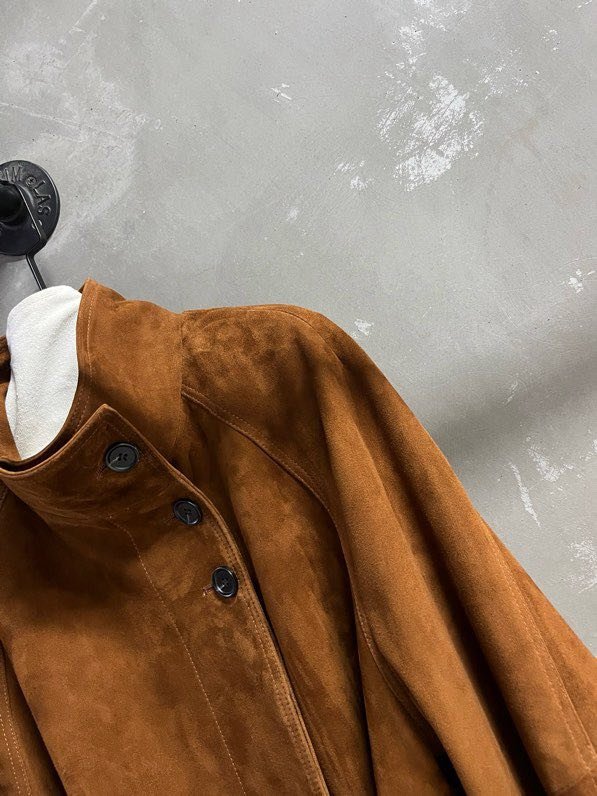 Кожаная куртка женская с отворотом и облегающим кроем фото 8