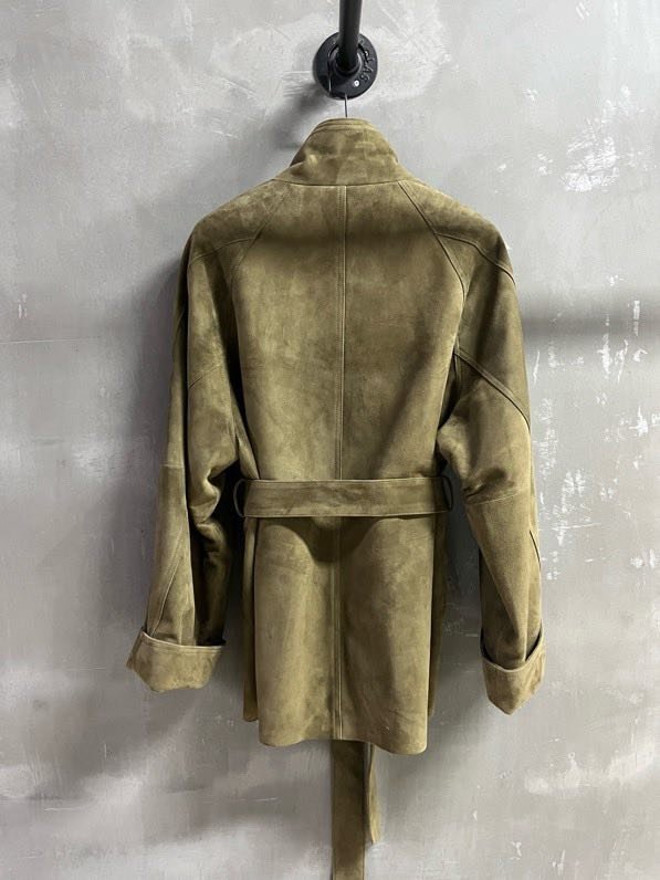 Кожаная куртка женская с отворотом и облегающим кроем фото 9