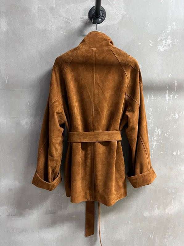 Кожаная куртка женская с отворотом и облегающим кроем фото 9