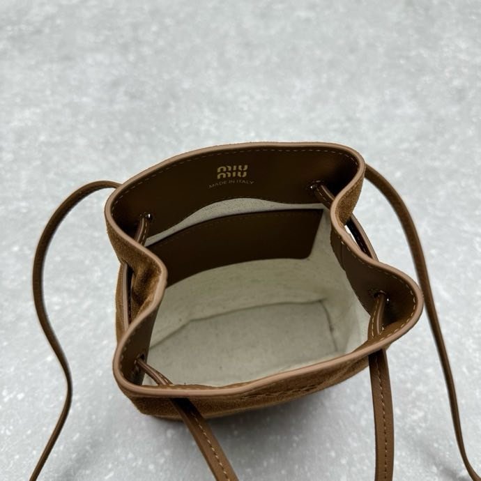 Кожаная мини сумка ведро фото 4