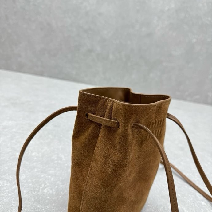 Кожаная мини сумка ведро фото 5