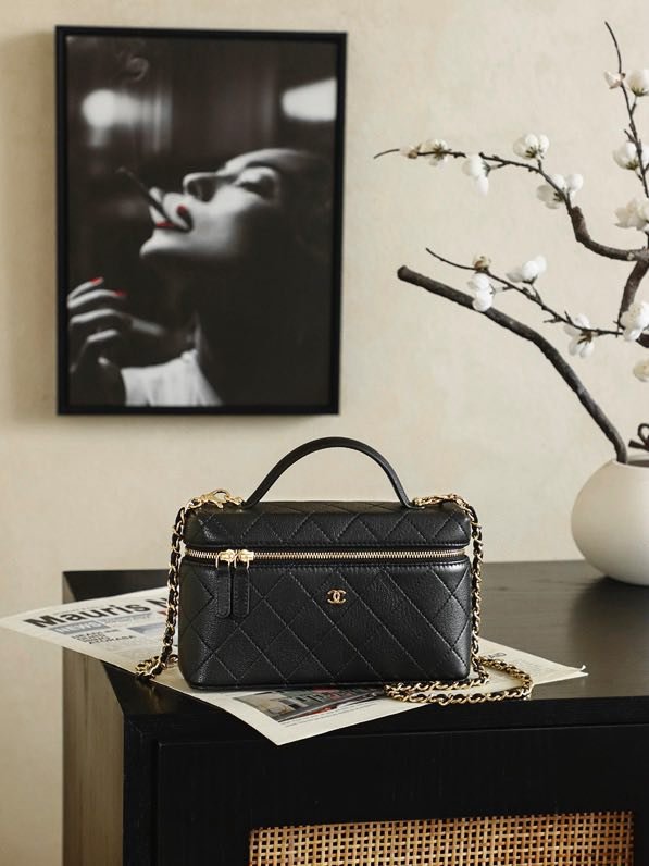 Кожаная сумка Chanel Vanity Caviar 19 см