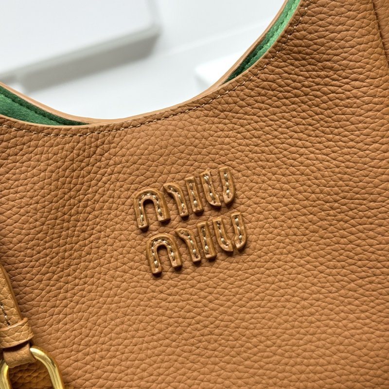Leather a bag-hobo 18 cm from gold logo and Locked фото 2