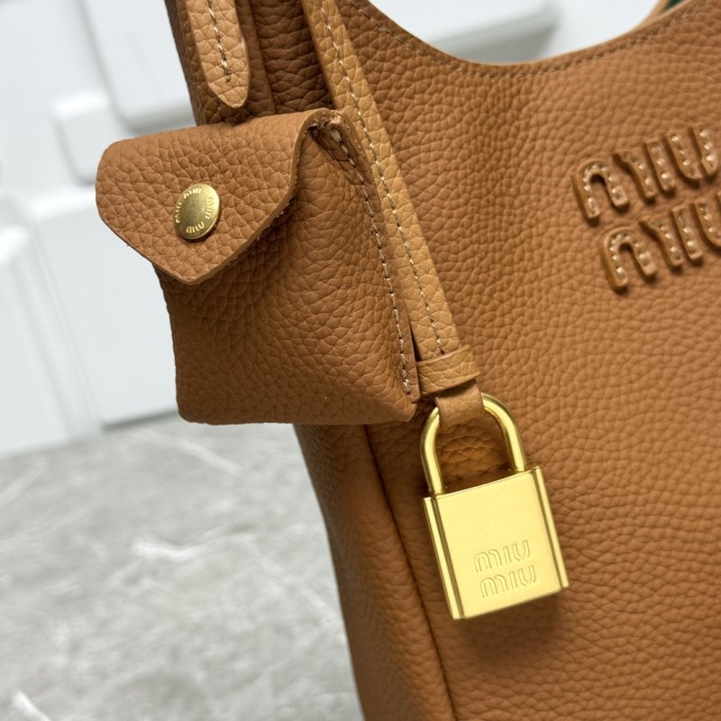 Leather a bag-hobo 18 cm from gold logo and Locked фото 3