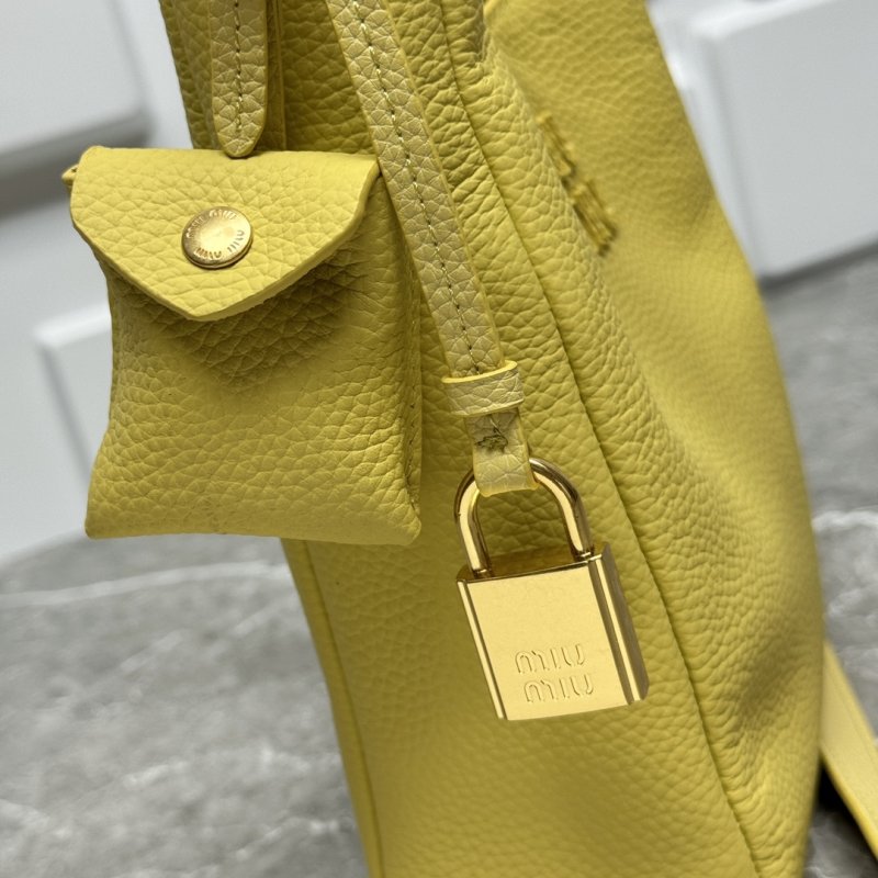 Leather a bag-hobo 18 cm from gold logo and Locked фото 4