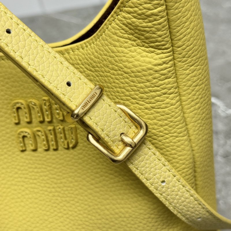 Leather a bag-hobo 18 cm from gold logo and Locked фото 7