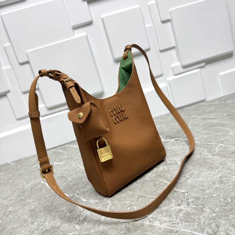 Leather a bag-hobo 18 cm from gold logo and Locked фото 7