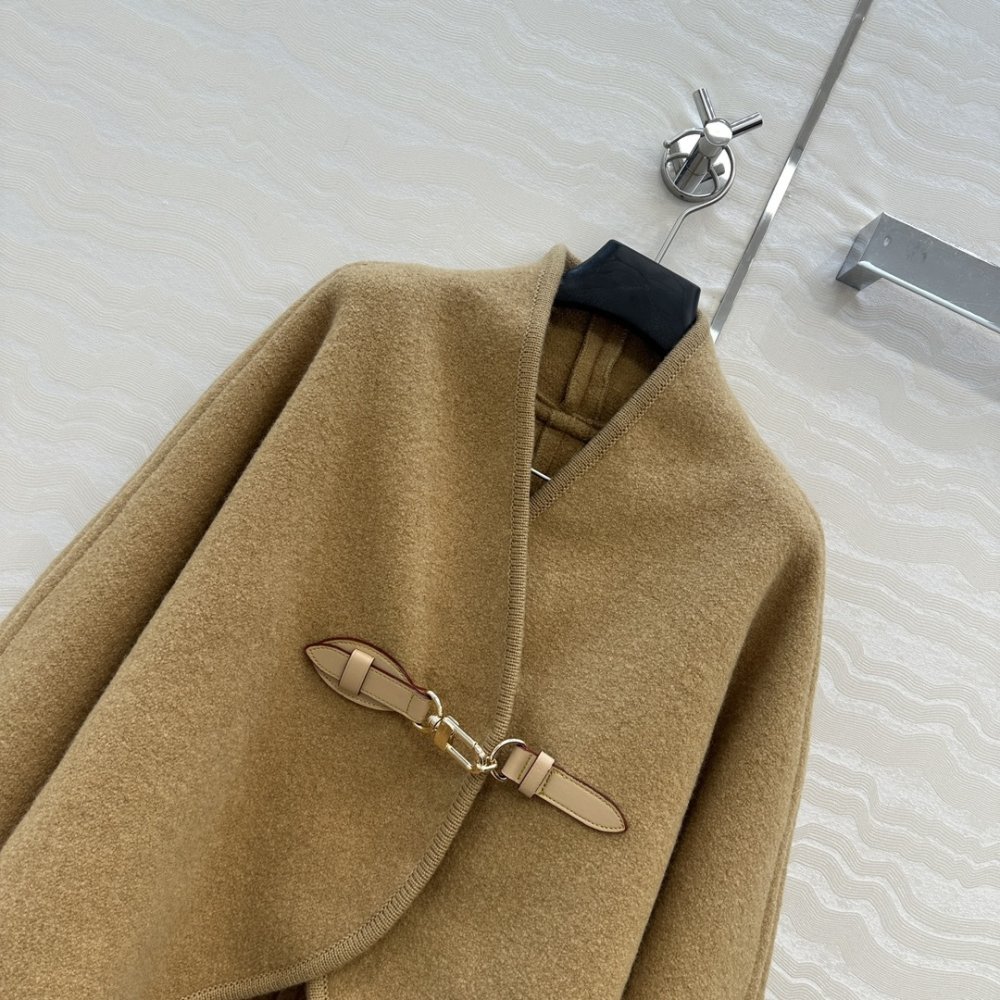 Leather coat cape on buttons фото 2