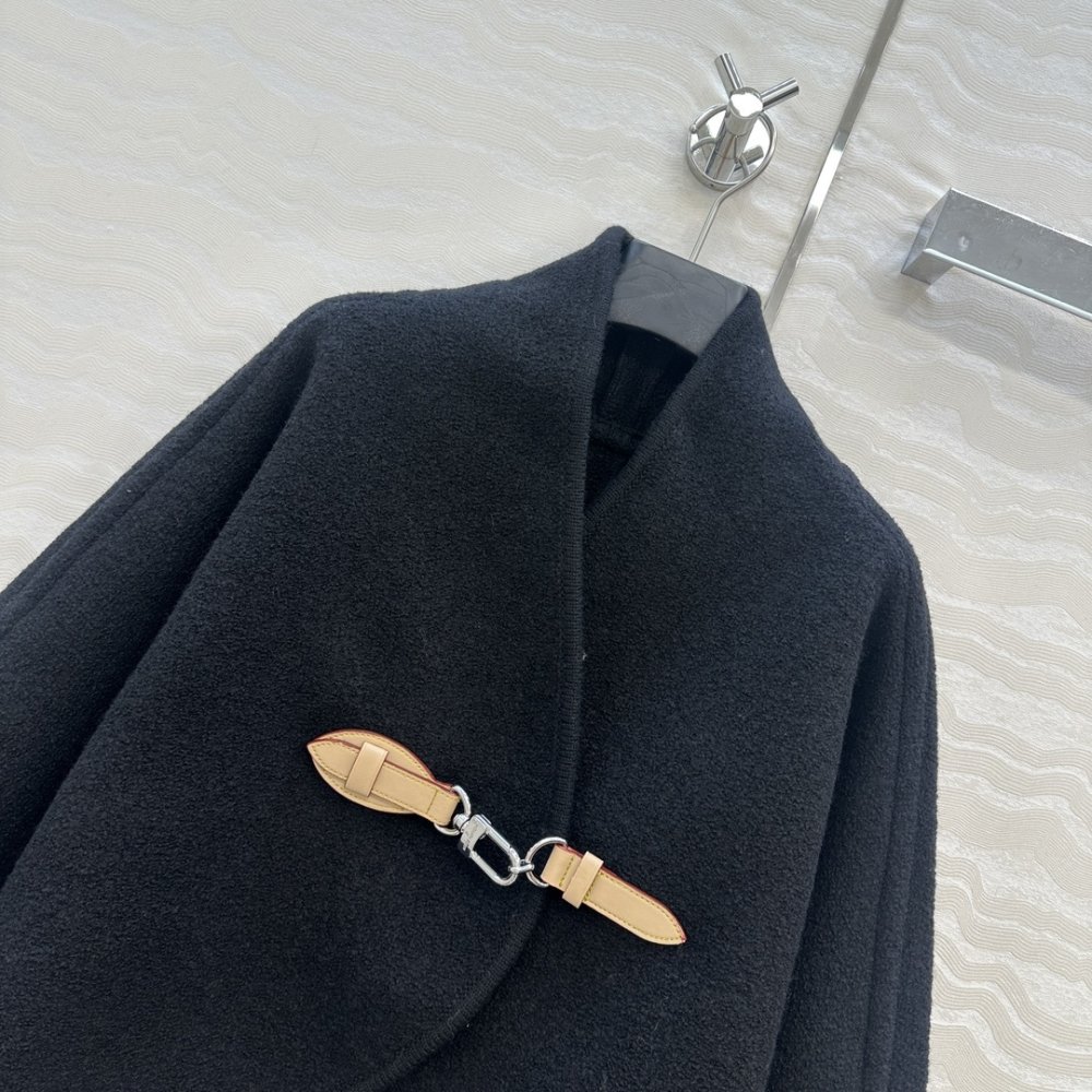 Leather coat cape on buttons фото 2