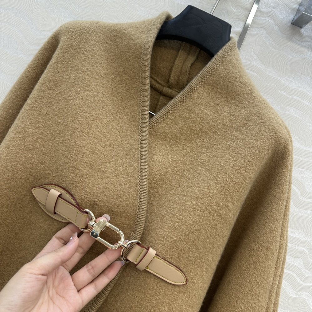 Leather coat cape on buttons фото 3