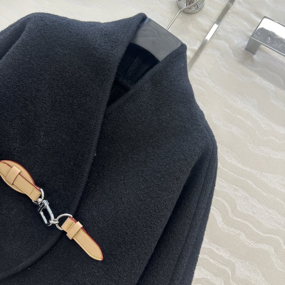 Leather coat cape on buttons фото 3