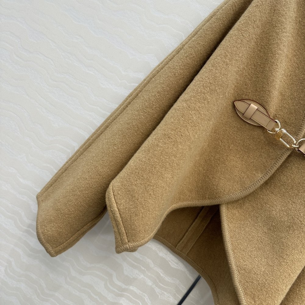 Leather coat cape on buttons фото 4