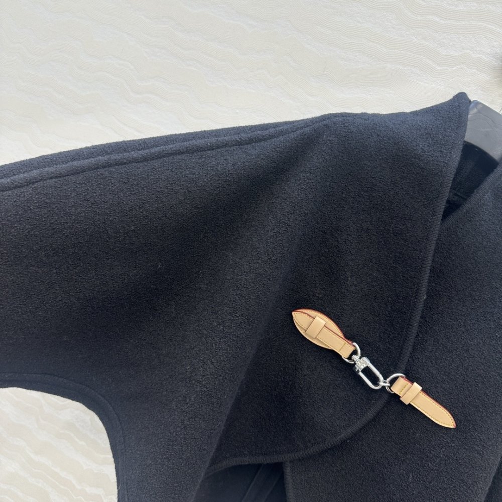 Leather coat cape on buttons фото 4