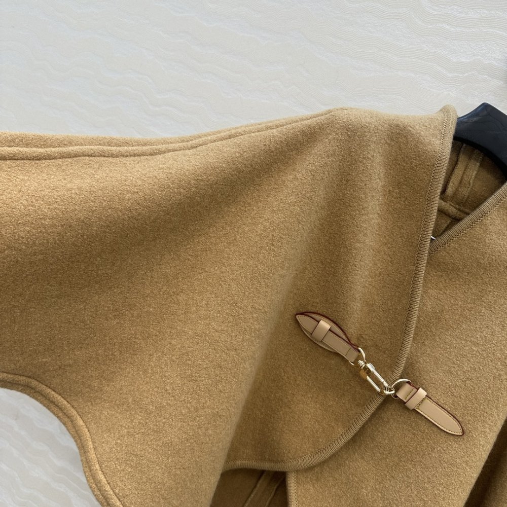 Leather coat cape on buttons фото 5