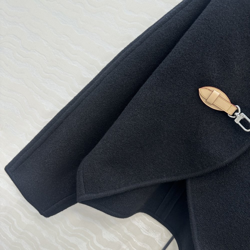 Leather coat cape on buttons фото 5