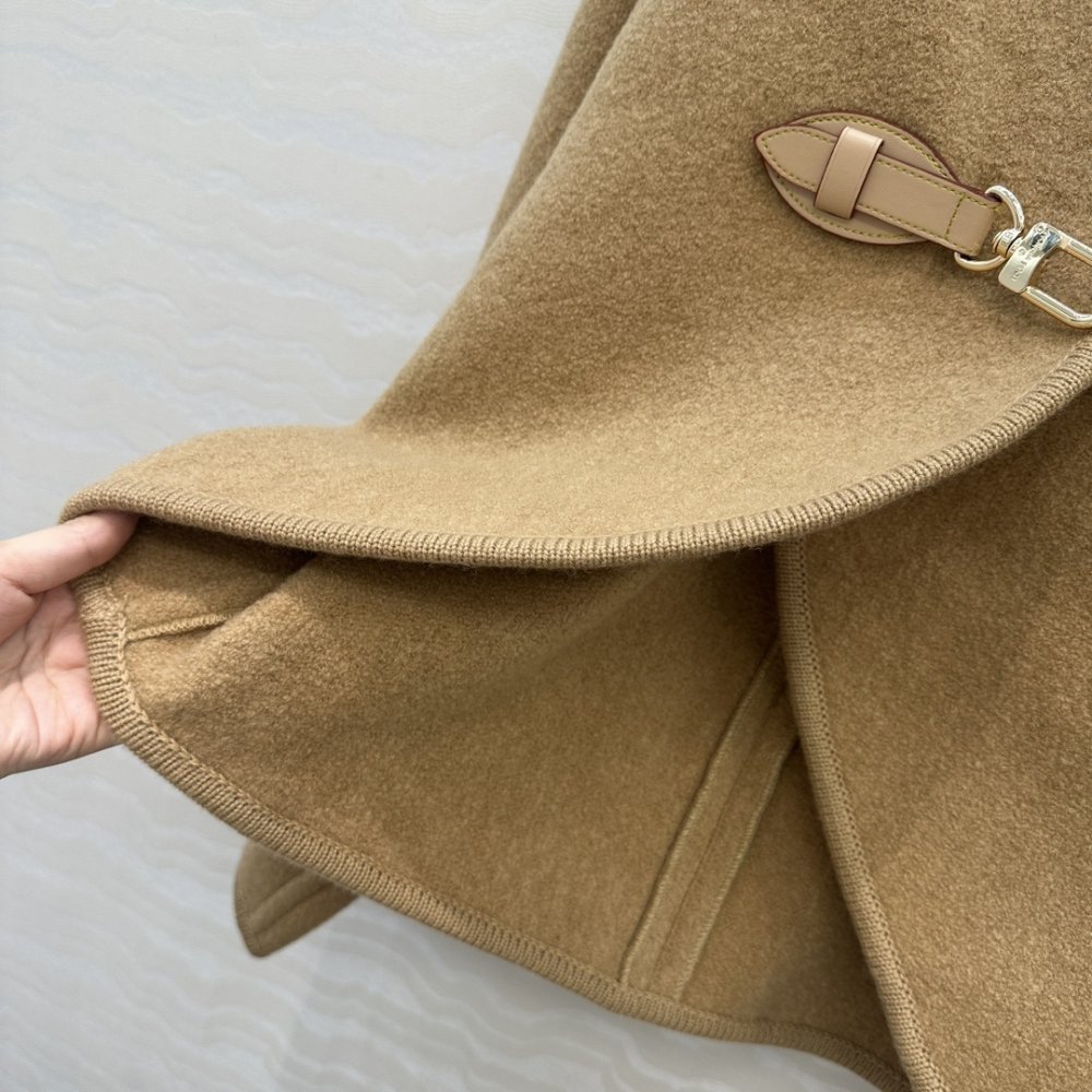 Leather coat cape on buttons фото 6