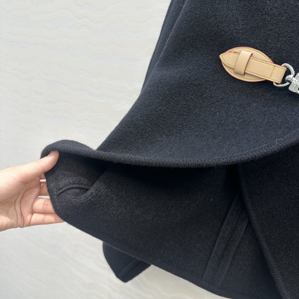 Leather coat cape on buttons фото 6