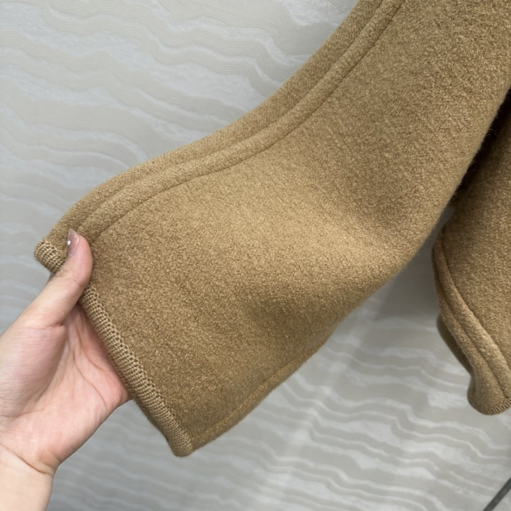 Leather coat cape on buttons фото 7