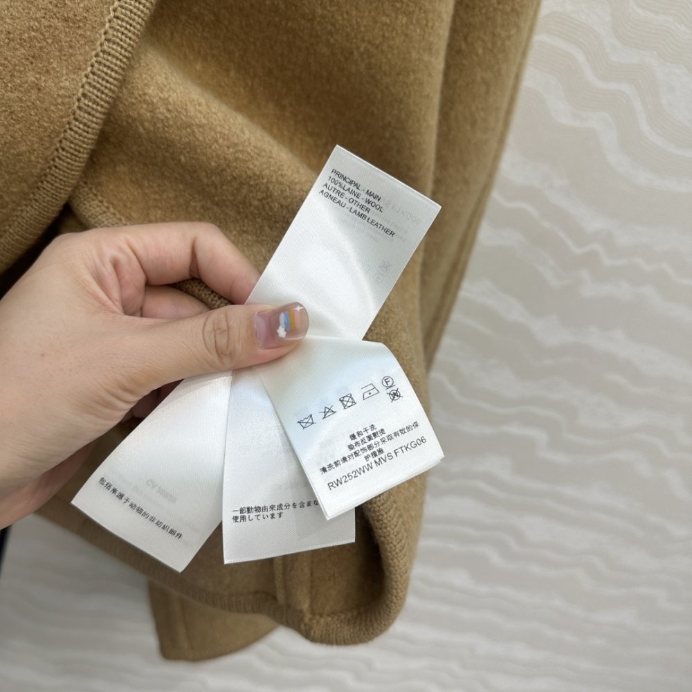 Leather coat cape on buttons фото 8