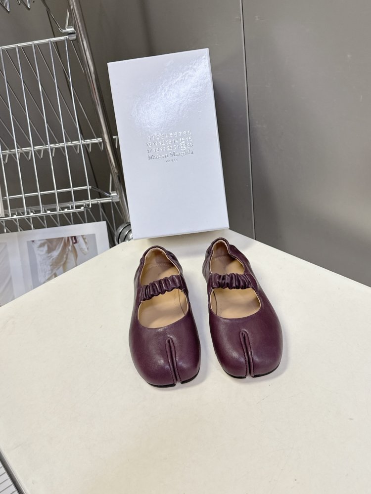 Leather ballet shoes Tabi from bifurcated the toe