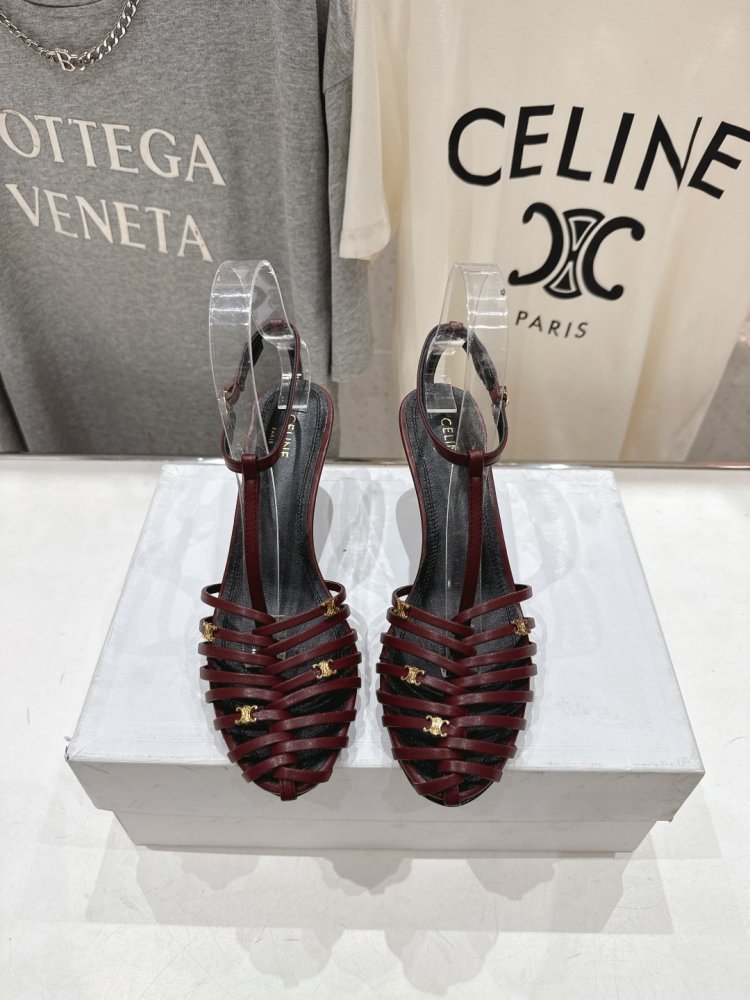 Leather sandals cell on конусном heel