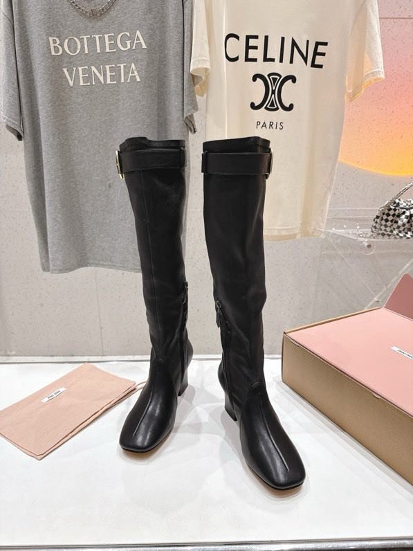 Шкіряні ботфорти на високому підборах фото 2