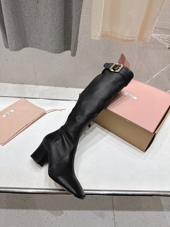 Шкіряні ботфорти на високому підборах фото 4