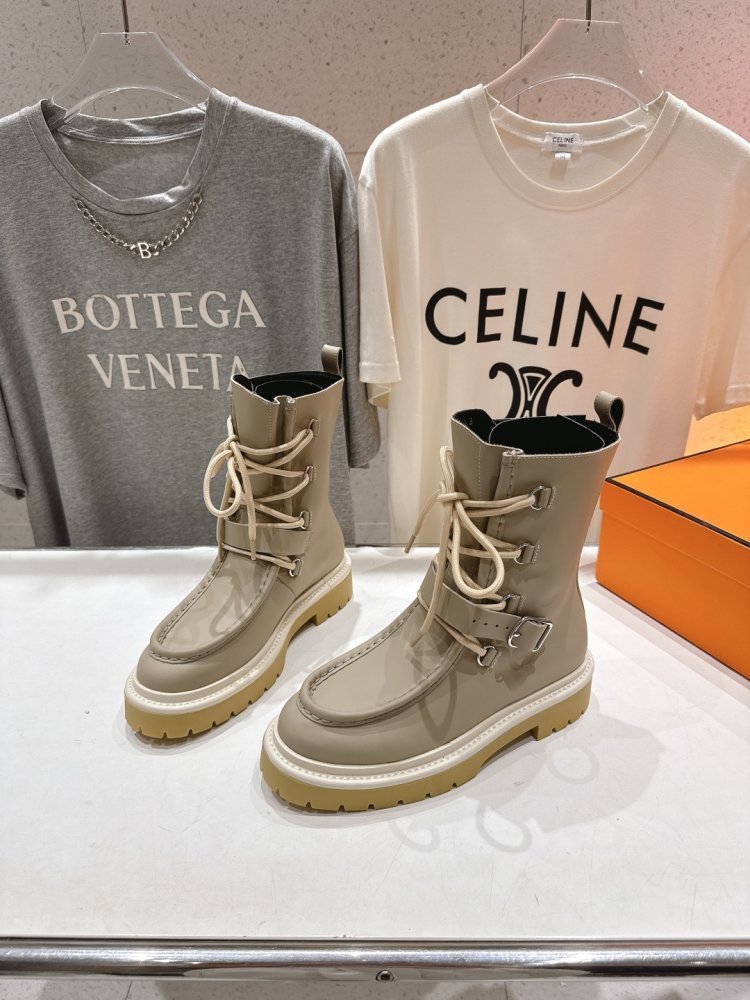 Leather boots Martin on lace