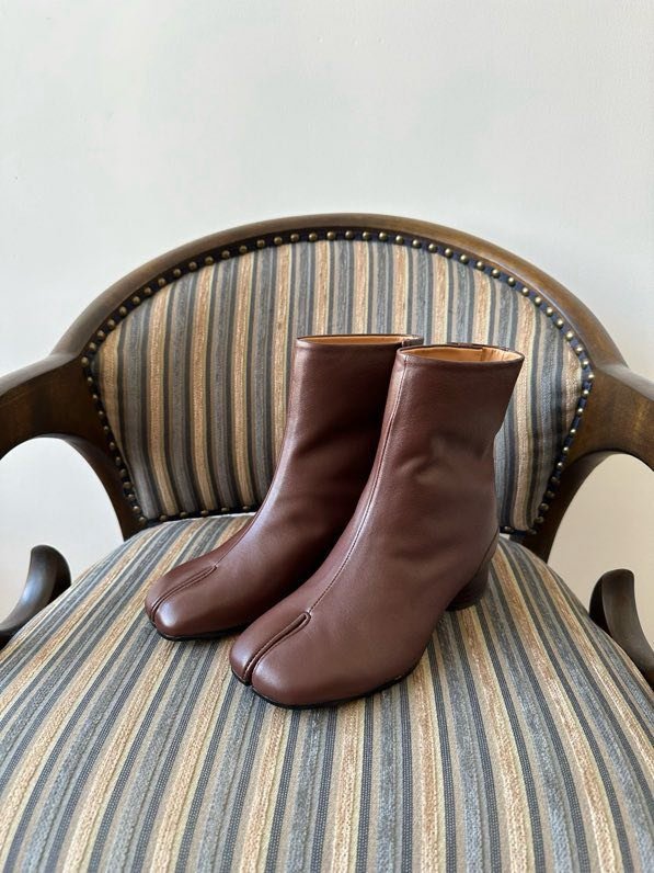 Шкіряні черевики Tabi з роздвоєним носком