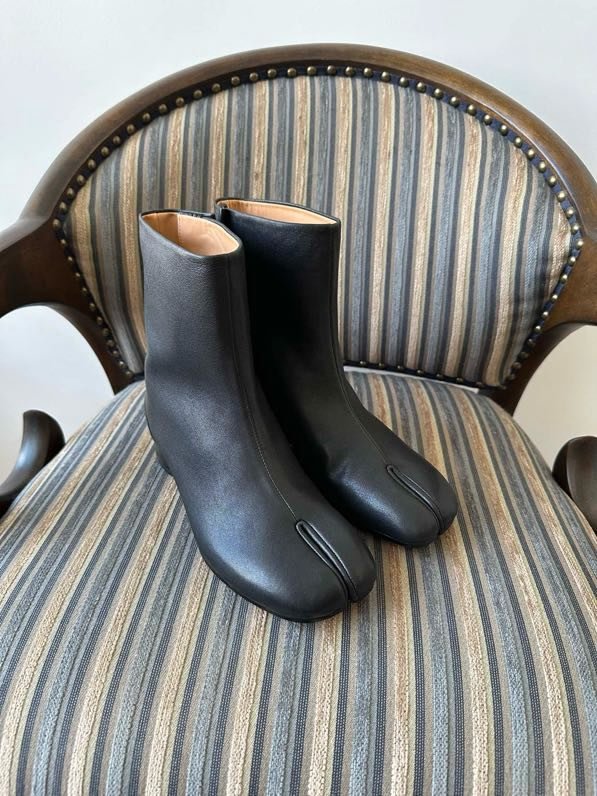 Шкіряні черевики Tabi з роздвоєним носком