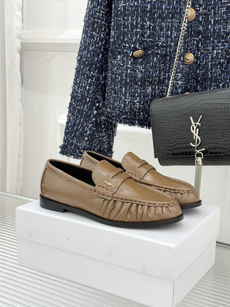 Leather лоферы from gold logo on flat soled