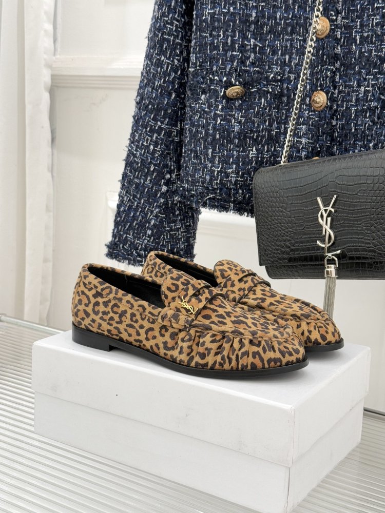 Leather лоферы from gold logo on flat soled