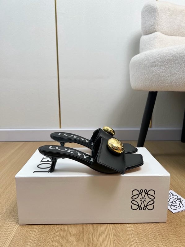 Шкіряні мюли на kitten heel з великої золотий ґудзиком