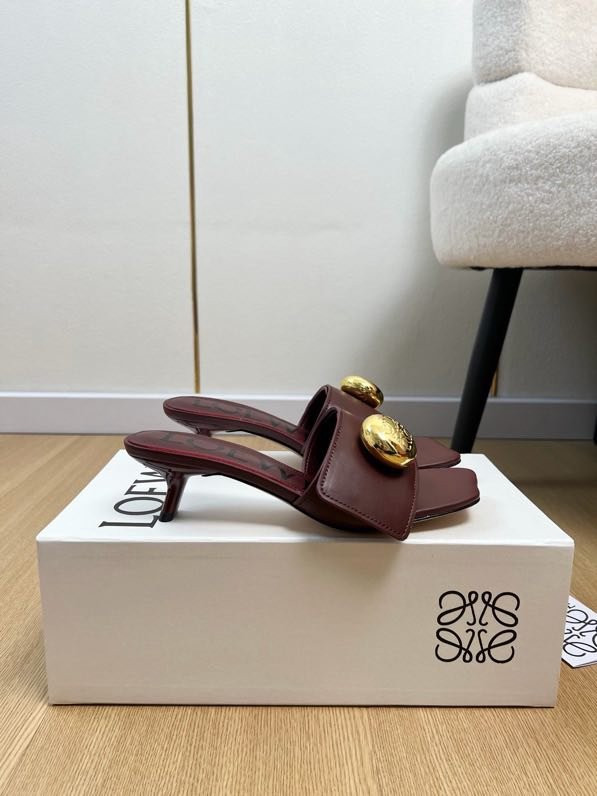 Кожаные мюли на kitten heel с крупной золотой пуговицей