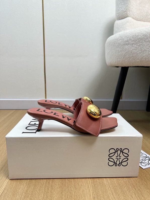 Шкіряні мюли на kitten heel з великої золотий ґудзиком