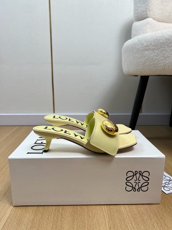 Кожаные мюли на kitten heel с крупной золотой пуговицей