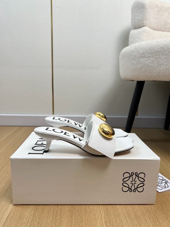 Шкіряні мюли на kitten heel з великої золотий ґудзиком