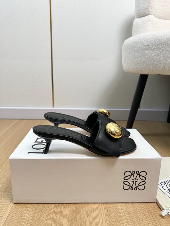 Кожаные мюли на kitten heel с крупной золотой пуговицей