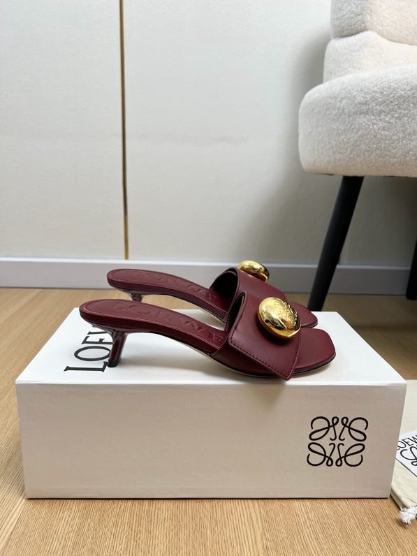 Шкіряні мюли на kitten heel з великої золотий ґудзиком