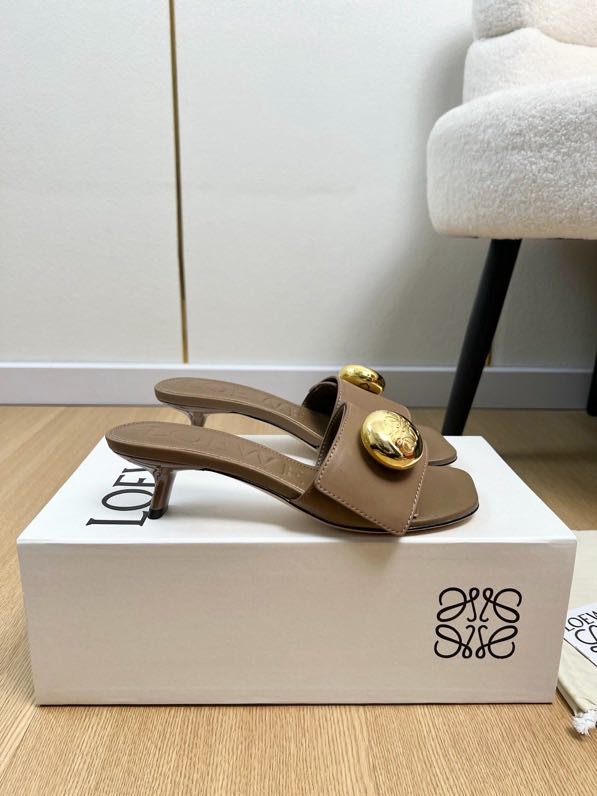 Кожаные мюли на kitten heel с крупной золотой пуговицей