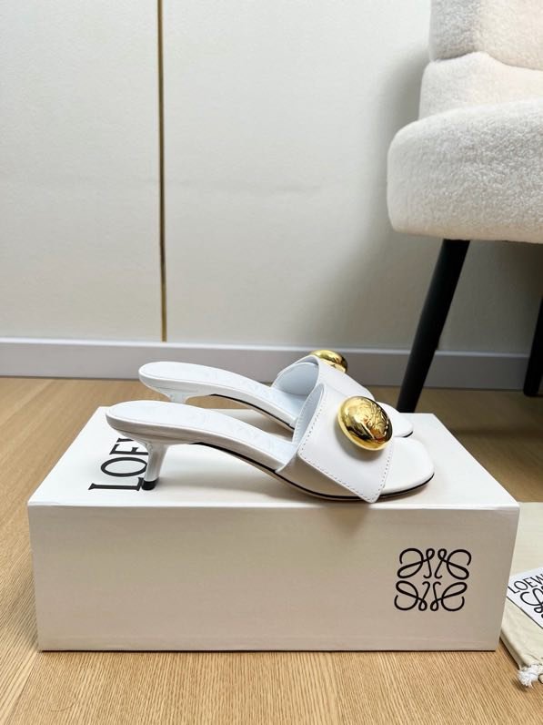 Кожаные мюли на kitten heel с крупной золотой пуговицей