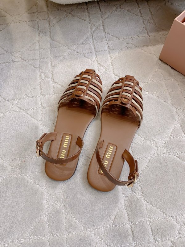 Leather sandals cell on flat soled from gold logo фото 5