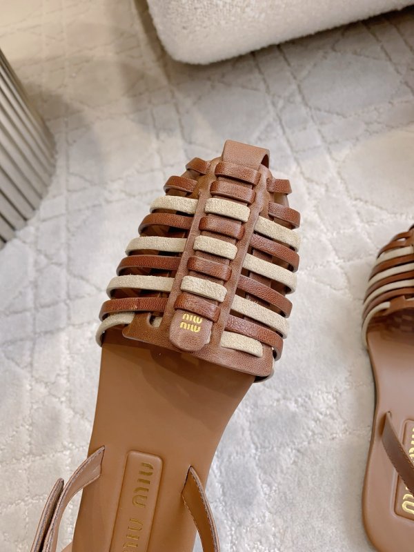 Leather sandals cell on flat soled from gold logo фото 7