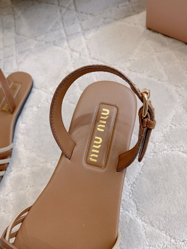 Leather sandals cell on flat soled from gold logo фото 8