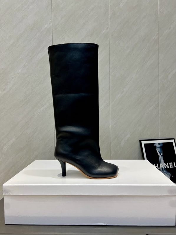 Кожаные сапоги на среднем каблуке