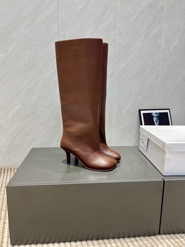 Кожаные сапоги на среднем каблуке фото 2