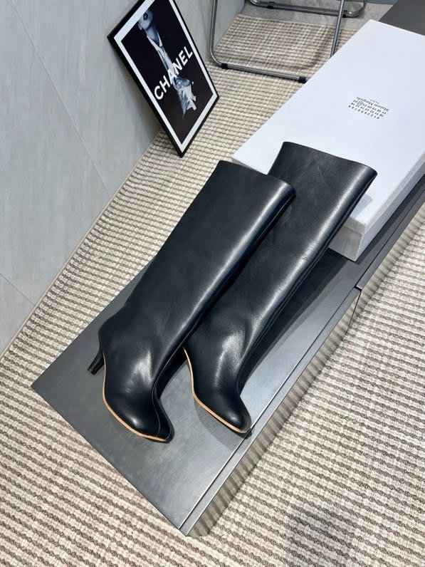 Кожаные сапоги на среднем каблуке фото 2