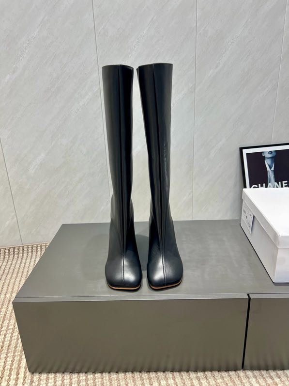 Кожаные сапоги на среднем каблуке фото 3