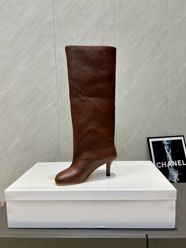 Кожаные сапоги на среднем каблуке фото 4